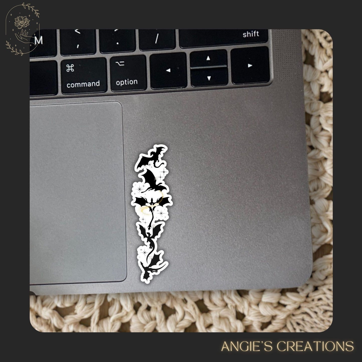 Step into your next chapter with this magical dragon silhouette sticker; inspired by romantasy readers’ favourite dragon-rider worlds. Perfect for fantasy fans who love Fourth Wing, Iron Flame, and beyond, this handmade vinyl sticker makes a striking accent for your Kindle, journal, water bottle, or laptop. A bold design for book lovers who dream of dragons and epic skies.