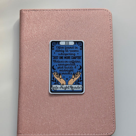 Autocollant de carte de tarot « The Midnight Reader » | 3 pouces, imperméable